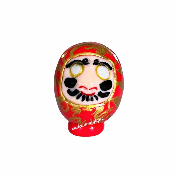 Poupée Daruma, rouge et or, porte bonheur japonais fimo : cadeau original fait main