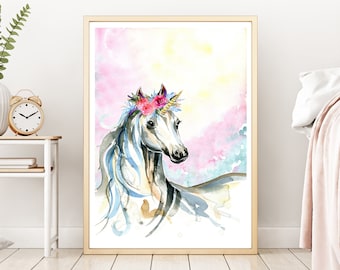 Puede incluir: Pintura acuarela de un caballo blanco con una corona de flores, sobre un fondo de acuarela rosa y azul.