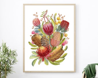 Könnte beinhalten: Ein Aquarellgemälde eines Straußes roter, rosa und gelber australischer Wildblumen, darunter Banksien und Grevilleen, auf weißem Hintergrund.