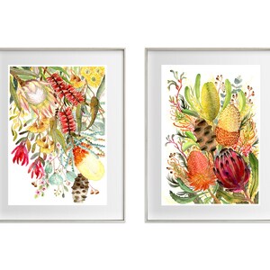 Puede incluir: Dos acuarelas enmarcadas de flores nativas australianas. La primera pintura presenta un ramo de flores rojas, amarillas y blancas. La segunda pintura presenta un ramo de flores rojas, naranjas y amarillas.