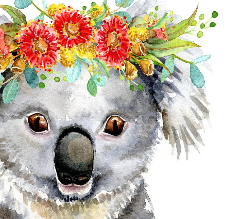 Puede incluir: Una pintura de acuarela de un koala con una corona de flores. El koala tiene ojos marrones y una cara gris y peluda. La corona de flores est&aacute; hecha de flores rojas, amarillas y verdes.