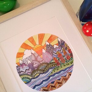 Pu&ograve; includere: Una stampa incorniciata di un'illustrazione circolare colorata che rappresenta una catena montuosa con un sole che sorge alle sue spalle. Le montagne sono viola, blu e verdi, e il sole &egrave; arancione e giallo. L'acqua &egrave; blu e verde, e il cielo &egrave; giallo.