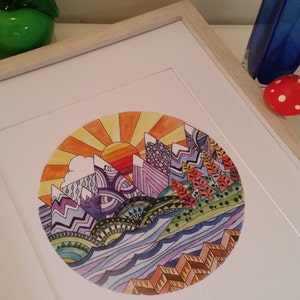 Pu&ograve; includere: Un'illustrazione circolare incorniciata di un paesaggio montano colorato con un sole che sorge sopra le cime. Le montagne sono viola, blu e verdi, e il cielo &egrave; arancione e giallo. L'acqua &egrave; blu e verde, e il primo piano &egrave; marrone e arancione.