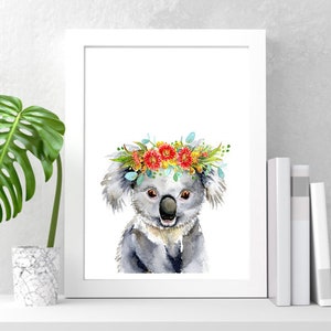 Puede incluir: Una pintura de acuarela de un koala con una corona de flores. El koala es gris y tiene una expresi&oacute;n linda. Las flores de la corona son rojas, amarillas y azules.