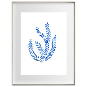 Puede incluir: Una impresi&oacute;n art&iacute;stica enmarcada con una ilustraci&oacute;n en acuarela de elementos bot&aacute;nicos azules. La obra de arte muestra un grupo de hojas estilizadas en tonos azules sobre un fondo blanco. El marco es plateado.