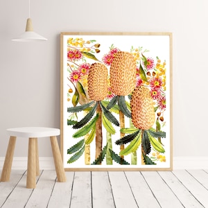 Puede incluir: Una pintura de acuarela de tres flores amarillas de Banksia con flores rojas y amarillas. Las flores est&aacute;n rodeadas de hojas y ramas verdes.