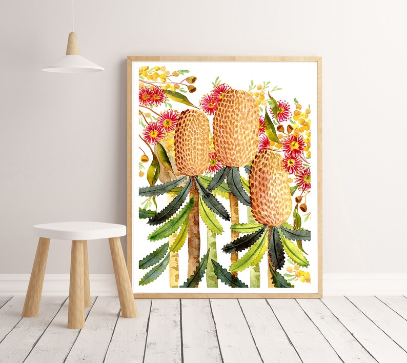 Puede incluir: Una pintura de acuarela de tres flores amarillas de Banksia con flores rojas y amarillas. Las flores est&aacute;n rodeadas de hojas y ramas verdes.