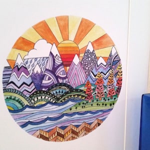 Pu&ograve; includere: Un'illustrazione circolare colorata di un paesaggio montano con un'alba sullo sfondo. Le montagne sono viola, blu e verdi, e l'acqua &egrave; blu. Il sole &egrave; arancione e giallo, e il cielo &egrave; azzurro.