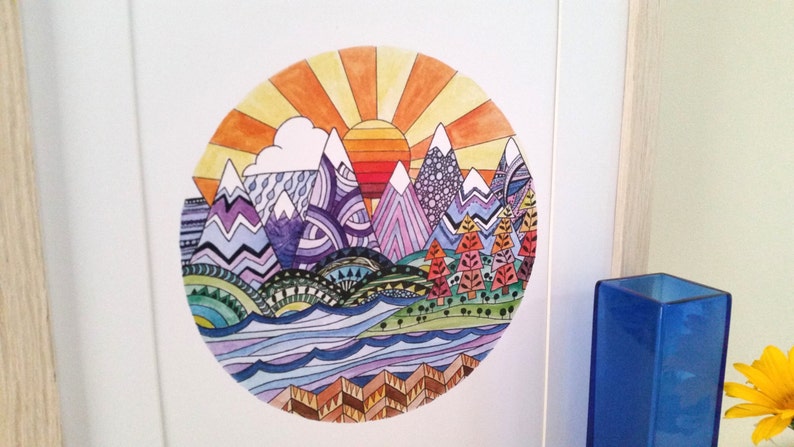 Pu&ograve; includere: Un'illustrazione circolare colorata di un paesaggio montano con un'alba sullo sfondo. Le montagne sono viola, blu e verdi, e l'acqua &egrave; blu. Il sole &egrave; arancione e giallo, e il cielo &egrave; azzurro.