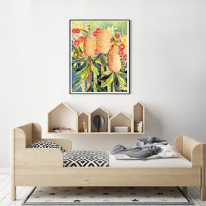 Puede incluir: Una pintura de acuarela de tres flores de Banksia amarillas y rojas con hojas verdes sobre un fondo azul.
