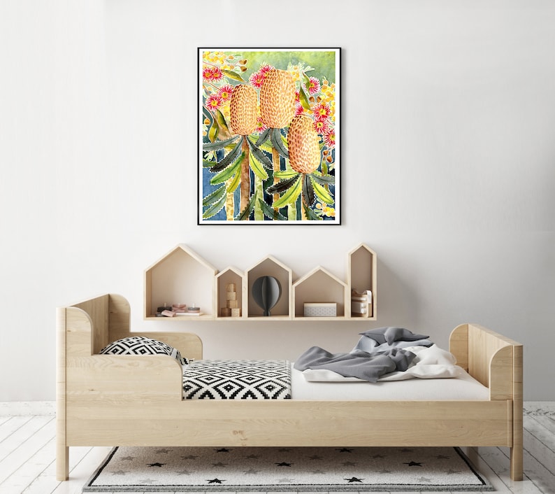 Puede incluir: Una pintura de acuarela de tres flores de Banksia amarillas y rojas con hojas verdes sobre un fondo azul.