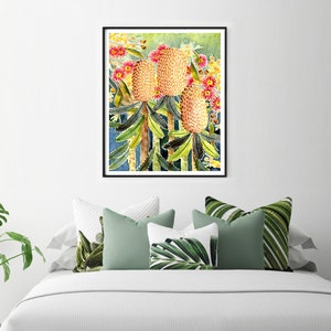 Puede incluir: Una pintura de acuarela de tres flores de Banksia amarillas y marrones con flores rojas y amarillas en el fondo. Las flores est&aacute;n sobre un fondo azul y verde.