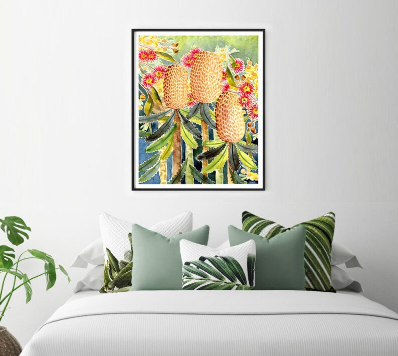 Puede incluir: Una pintura de acuarela de tres flores de Banksia amarillas y marrones con flores rojas y amarillas en el fondo. Las flores est&aacute;n sobre un fondo azul y verde.