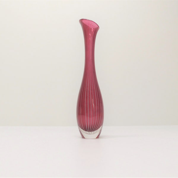 Vase tulipe scandinave en verre rose à fine cannes blanche - Vicke Lindstrand pink glass tulip vase with delicate white stripe