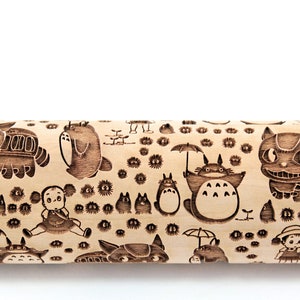 Puede incluir: Un rodillo de madera con un patr&oacute;n repetido de personajes de la pel&iacute;cula animada Mi vecino Totoro. Los personajes incluyen a Totoro, el Catbus y la ni&ntilde;a peque&ntilde;a.