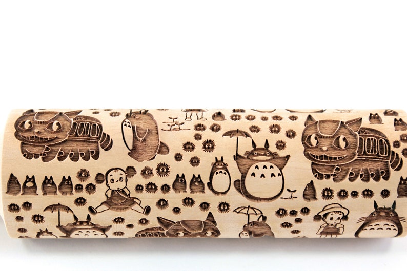 Puede incluir: Un rodillo de madera con un patr&oacute;n repetido de personajes de la pel&iacute;cula animada Mi vecino Totoro. Los personajes incluyen a Totoro, el Catbus y la ni&ntilde;a peque&ntilde;a.