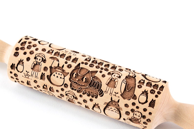 Puede incluir: Un rodillo de madera con un dise&ntilde;o marr&oacute;n y negro con personajes de la pel&iacute;cula animada "Mi vecino Totoro".