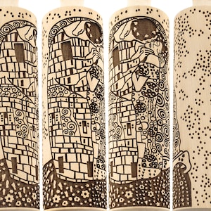 Peut inclure: Un rouleau à pâtisserie en bois avec un motif noir et blanc du Baiser de Gustav Klimt. Le rouleau à pâtisserie mesure environ 25 cm de long et 5 cm de diamètre.