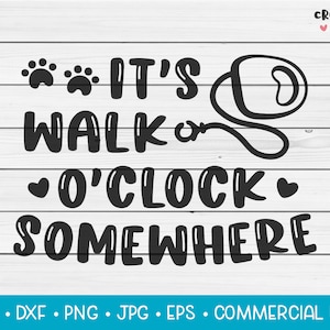 Puede incluir: Diseño gráfico en blanco y negro con huellas de patas, una correa y el texto "It's Walk o'Clock Somewhere".