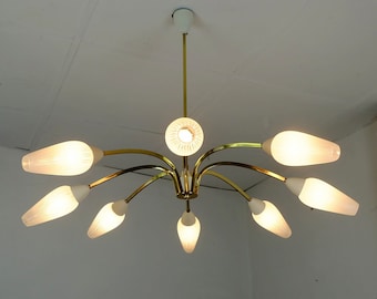 grande lampada da soffitto anni '50 della metà del secolo lampada a sospensione in ottone con 8 paralumi in vetro a strisce plafoniera sputnik