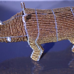 Neushoornbeeldje met gouden kralen en witte hoorns, decoratie voor thuis en op kantoor. Klaar voor verzending Afrikaanse kunstcadeaus, kan worden aangepast. Kleurrijke neushoorncollectie