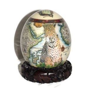 Decoupage struisvogelei met luipaard met welp, Afrikaanse kaartachtergrond. Wordt geleverd met een houten standaard. Kerstkunstcadeaus klaar voor verzending