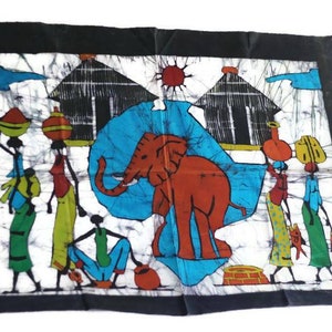 Afrikanische Karte und Elefant auf einem Dorfhintergrund Mosambik Batik Gemälde. Ungerahmte Wandgeschenke. Bereit zum Express Weltweit Versenden