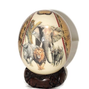 Coquille de découpage africaine Big Five. Oeuf d'autruche avec 5 grands animaux et carte du monde sur des formes ovales, fond clair. Cadeaux prêts à être expédiés
