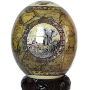 Oeuf d'autruche brun pour décoration d'art, cadeau pour la maison et le bureau. Carte de l'Afrique et 5 grands animaux. Livré avec un support pour bague en bois sculpté