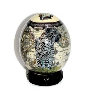 Decoupage strutsäggskonst: Leopard- och Afrikakarta med träställ