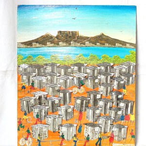 Può includere: Un dipinto colorato che rappresenta una città con una catena montuosa sullo sfondo. In primo piano si vede una comunità di piccole case in lamiera ondulata con persone che camminano. Il dipinto è intitolato "Città del Capo".