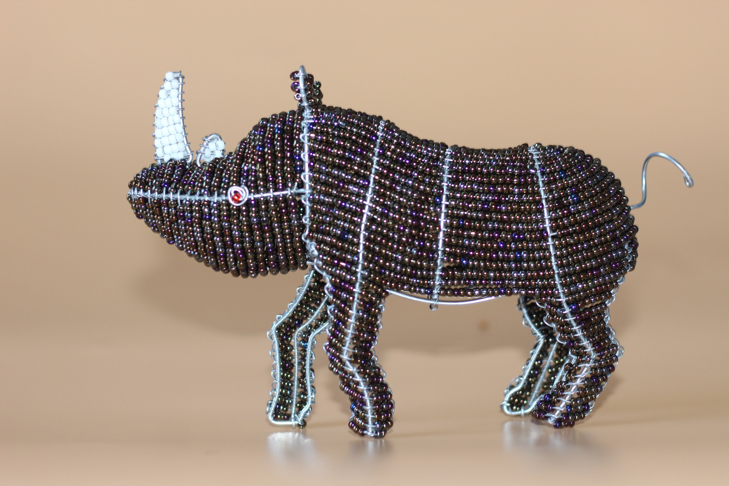 ビーズ細工のアフリカサイ彫刻。ビーズとワイヤーで作られた動物
