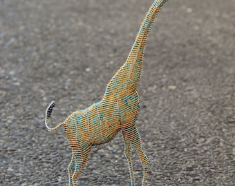 40 cm hoge staande gouden en lichtblauwe 3D-glaskralen en draadgiraffesculptuur. Afrikaans kunstdecor handgemaakt meesterwerk van Job Guwhe