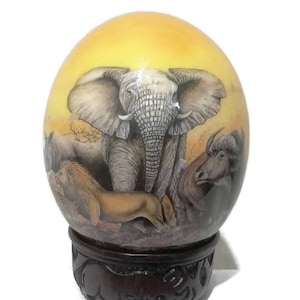 Decoupage Afrikaanse Big Five-dieren op authentieke huwelijks-/moederdagcadeaus met struisvogeleieren. Wereldwijde expresverzending met houten komstandaard