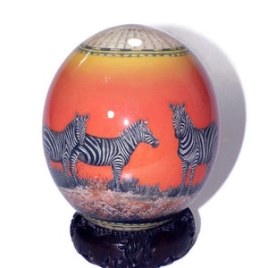 Decoupage Straußenei mit Zebras auf goldenem und rotem Safari Hintergrund. Braune Afrika-Karte und die 5 großen Tiere. +Holzständer geschnitzt
