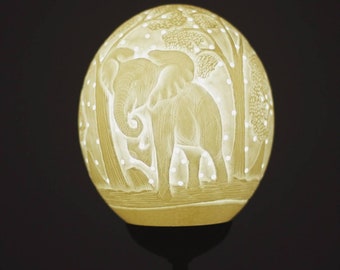 Oeuf d'autruche Fine Art sculpté éléphant abat-jour. Coquille authentique avec des sculptures d'arbres et des trous. Cadeaux de pendaison de crémaillère / éclairage de bureau