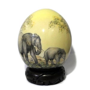 Olifant met kalf knipsel struisvogel eischaal. Handgeschilderde safarikunst, grazend familiehuisdecoratieornament. Gele achtergrond, ShipsExpress