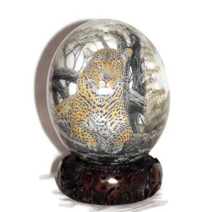 Leopardo de las nieves sentado en un árbol pintado a mano Decoupage Auténtica cáscara de huevo de avestruz. Tiene mapa marrón africano, adorno de arte único listo para enviar.