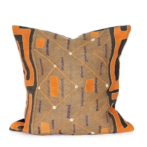 Fodera per cuscino/federa in tessuto Kuba congolese da 20" con conchiglie di ciprea. Rafia arancione, marrone e nera pronta per la spedizione Decorazione per la casa Regalo africano