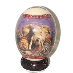 Art africain de découpage de carte et de Big Five sur fond violet et rose sur une authentique coquille d'oeuf d'autruche. Des cadeaux de Noël prêts à être expédiés dans le monde entier