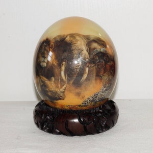 Bruine decoupage Afrikaanse Big Five-dieren op authentieke struisvogeleierschaal. Kerstcadeau, wordt geleverd met een grote uitgesneden ringstandaard. Klaar voor verzending