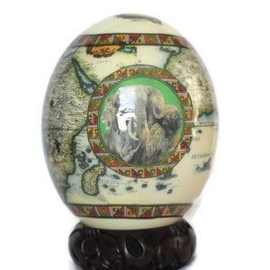 Cáscara de huevo de avestruz con decoupage de mapa africano verde con cinco grandes animales sobre un círculo de fondo verde. Envío exprés a todo el mundo. Regalos de arte
