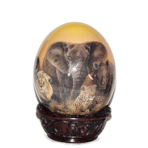 Decoupage Afrikaanse Big Five dieren op authentieke struisvogeleierschaal. Kerstcadeaus, wordt geleverd met houten komstandaard. Klaar voor verzending