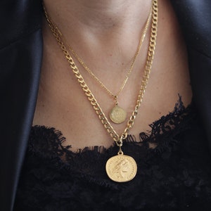 Set gelaagde ketting gouden munten: verzilverd kristallen medaillon