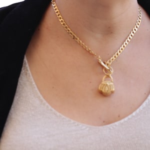 Dikke vergulde mandketting: statement ketting met knevelsluiting