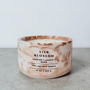 Vela de soja Silk Blossom – Lujosa fragancia floral y cálida de ámbar, recipiente de hormigón, vela con versículo bíblico de Números 6:24-25, regalo cristiano