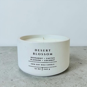Bougie parfumée à la cire de soja Desert Blossom – Parfum botanique frais, récipient en béton, bougie avec verset biblique Isaïe 43:2, cadeau chrétien