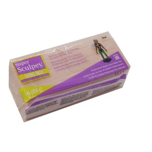 K&ouml;nnte beinhalten: Ein 454 Gramm schwerer Block beigefarbener Super Sculpey Living Doll Backofen-Modelliermasse. Die Verpackung zeigt eine Puppenfigur und den Text "Professionelle Qualit&auml;t Backofen-Modelliermasse".