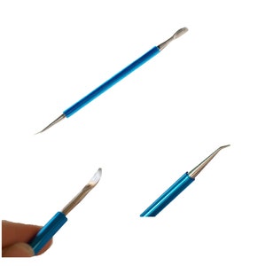 Peut inclure: Trois outils à manche bleu avec des embouts métalliques de formes différentes. Les outils sont utilisés pour gratter et nettoyer.