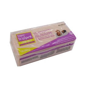 K&ouml;nnte beinhalten: Ein 454 g Block Super Sculpey Living Doll Polymer Clay in einer pink-violetten Verpackung. Die Verpackung tr&auml;gt den Text "Super Sculpey Living Doll" und "Professionelle Qualit&auml;t Backofen-Backton".
